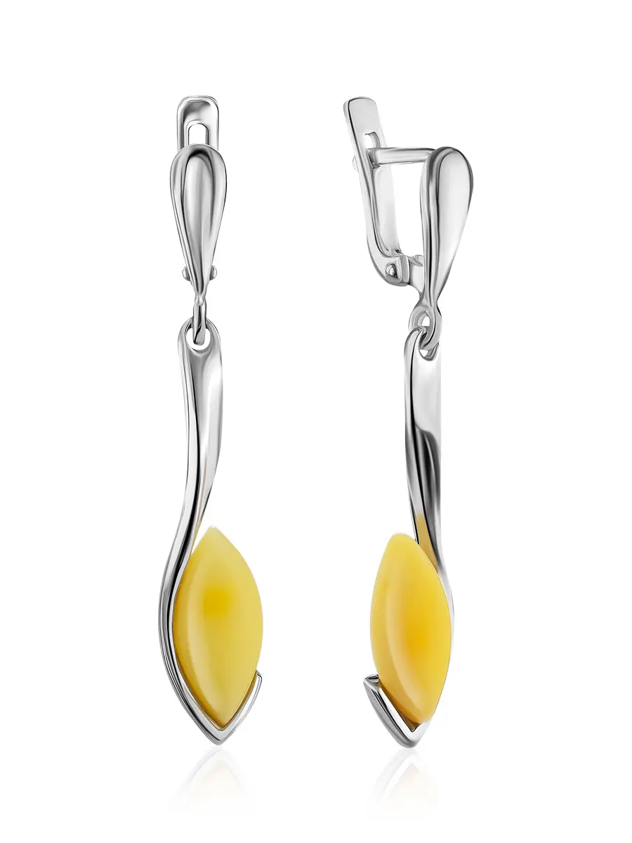 картинка Нежные удлиненные серьги из серебра с янтарем молочно-медового цвета «Адажио» в онлайн магазине