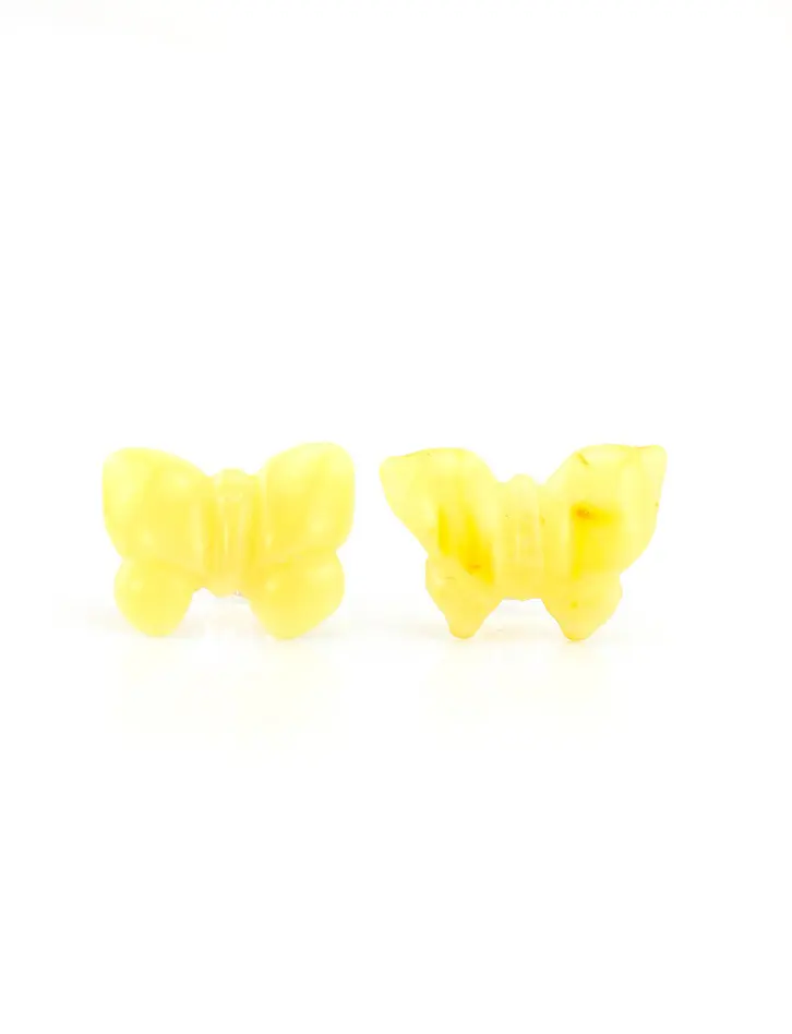 картинка Небольшие изящные серьги-пусеты из натурального светло-медового янтаря «Бабочки» в онлайн магазине