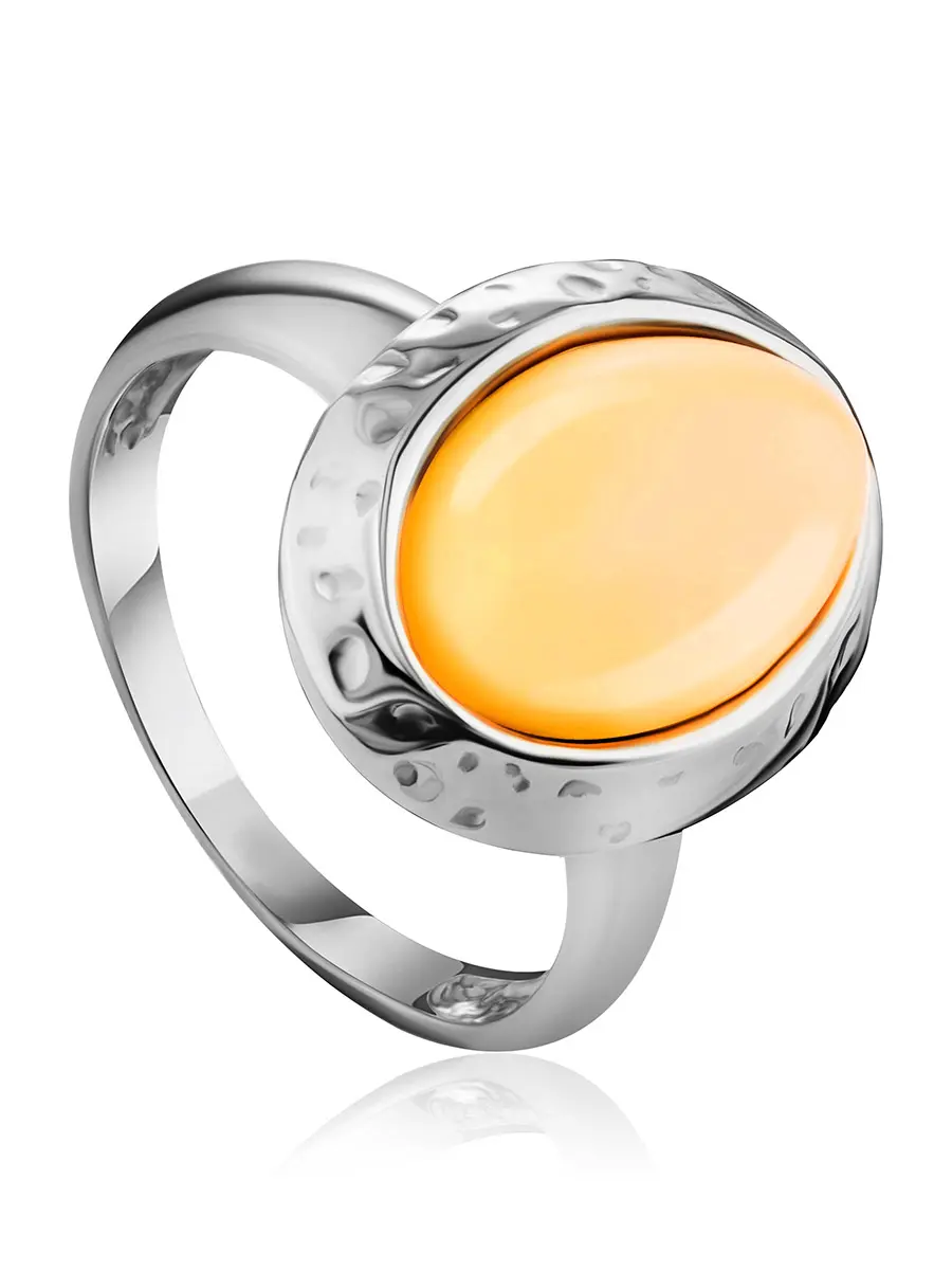 картинка Кольцо из янтаря медового цвета овальной формы в серебряном обрамлении «Камея» в онлайн магазине