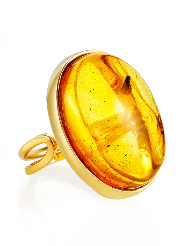 картинка Крупное объёмное кольцо из янтаря с инклюзом мушки «Клио» в онлайн магазине