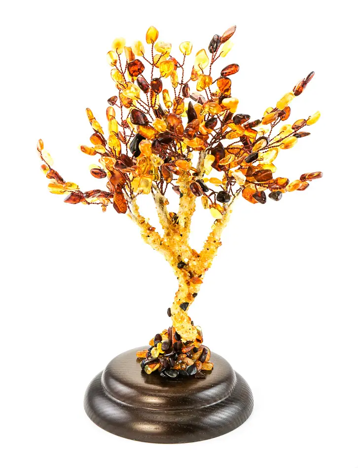 картинка Небольшое раскидистое дерево из натурального янтаря различных природных оттенков на круглой деревянной подставке в онлайн магазине