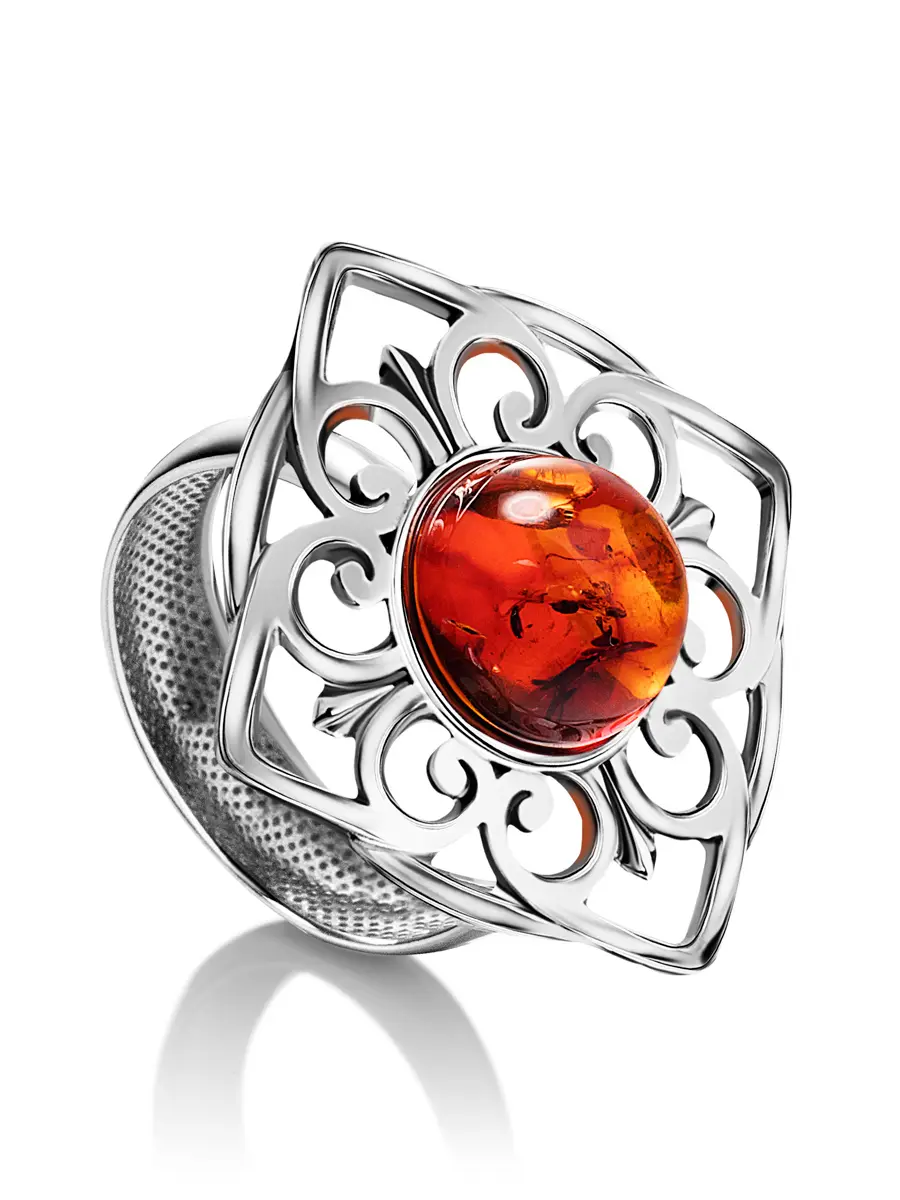 картинка Крупное кольцо из серебра и натурального янтаря вишнёвого цвета «Кордова» в онлайн магазине