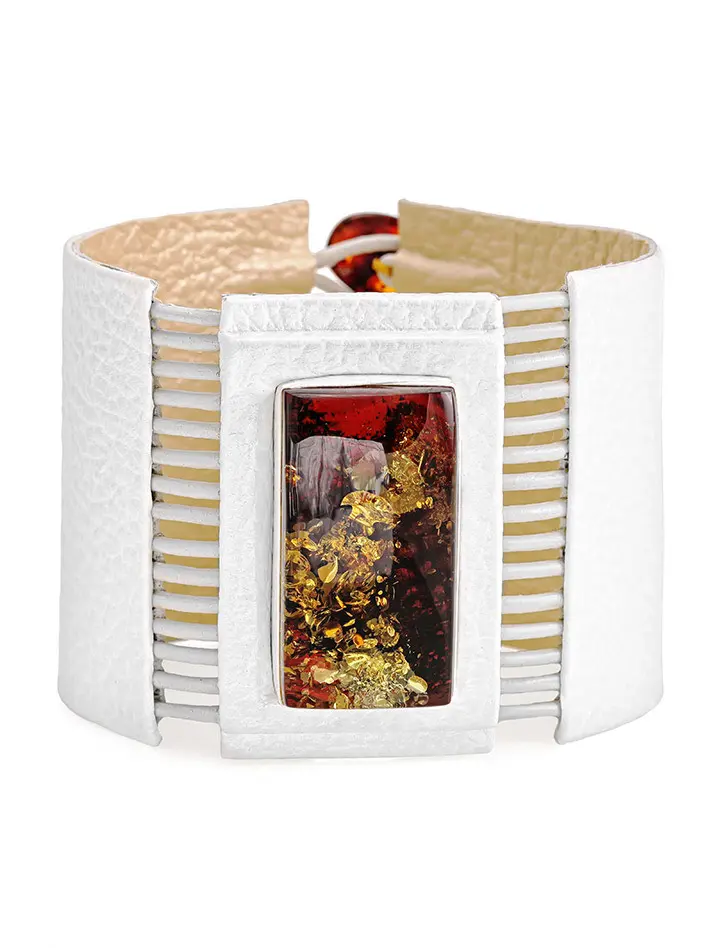 картинка Необычный браслет из белой кожи и искрящегося янтаря «Амазонка» в онлайн магазине