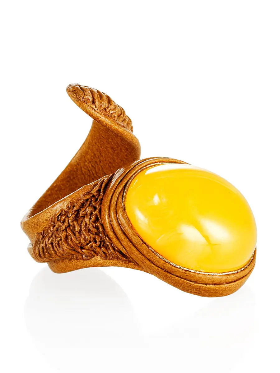 картинка Эффектное кольцо «Змейка» из кожи кофейного оттенка и натурального янтаря в онлайн магазине