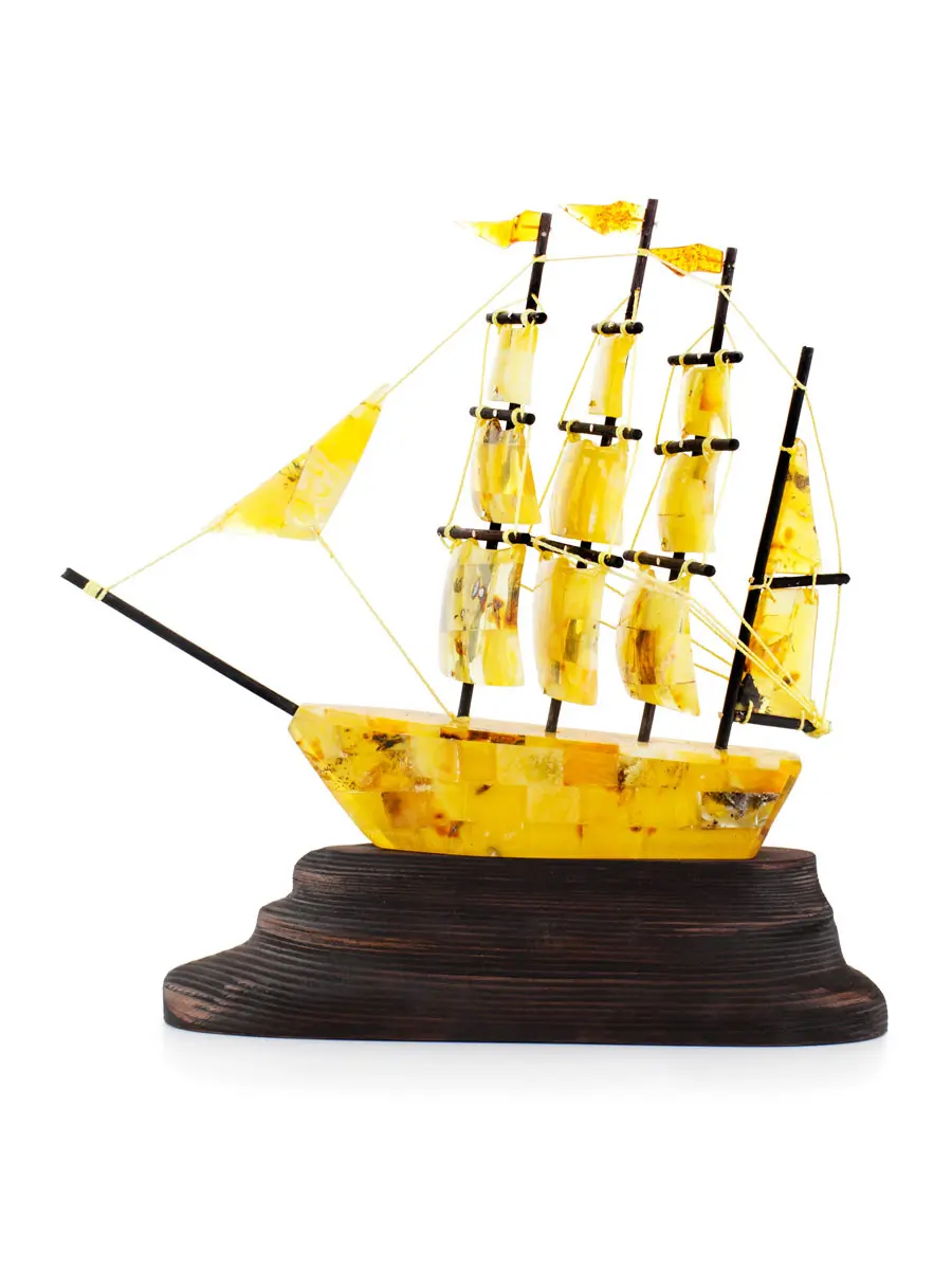 картинка Сувенирный кораблик из янтаря на деревянной подставке в онлайн магазине