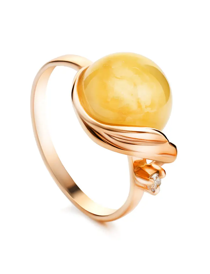 картинка Легкое кольцо из золота 585 пробы с небольшой круглой вставкой из молочно-медового пейзажного янтаря «Лебедь» в онлайн магазине