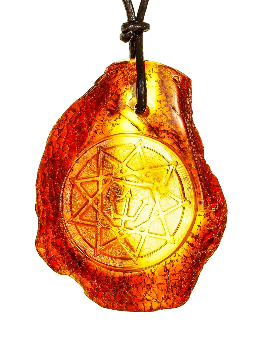 картинка Славянский чертог-талисман «Ворон». Янтарный кулон с резьбой в онлайн магазине