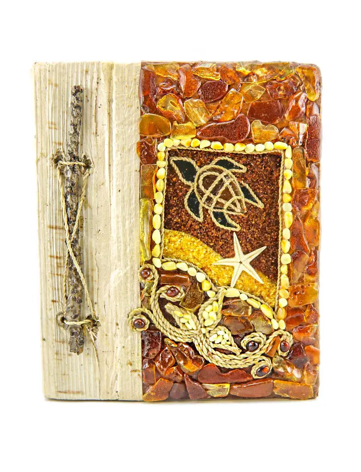 картинка Альбом формата А5 из натуральной фактурной бумаги в обложке из высушенных листьев, украшенной натуральным янтарем «Морская черепашка» в онлайн магазине