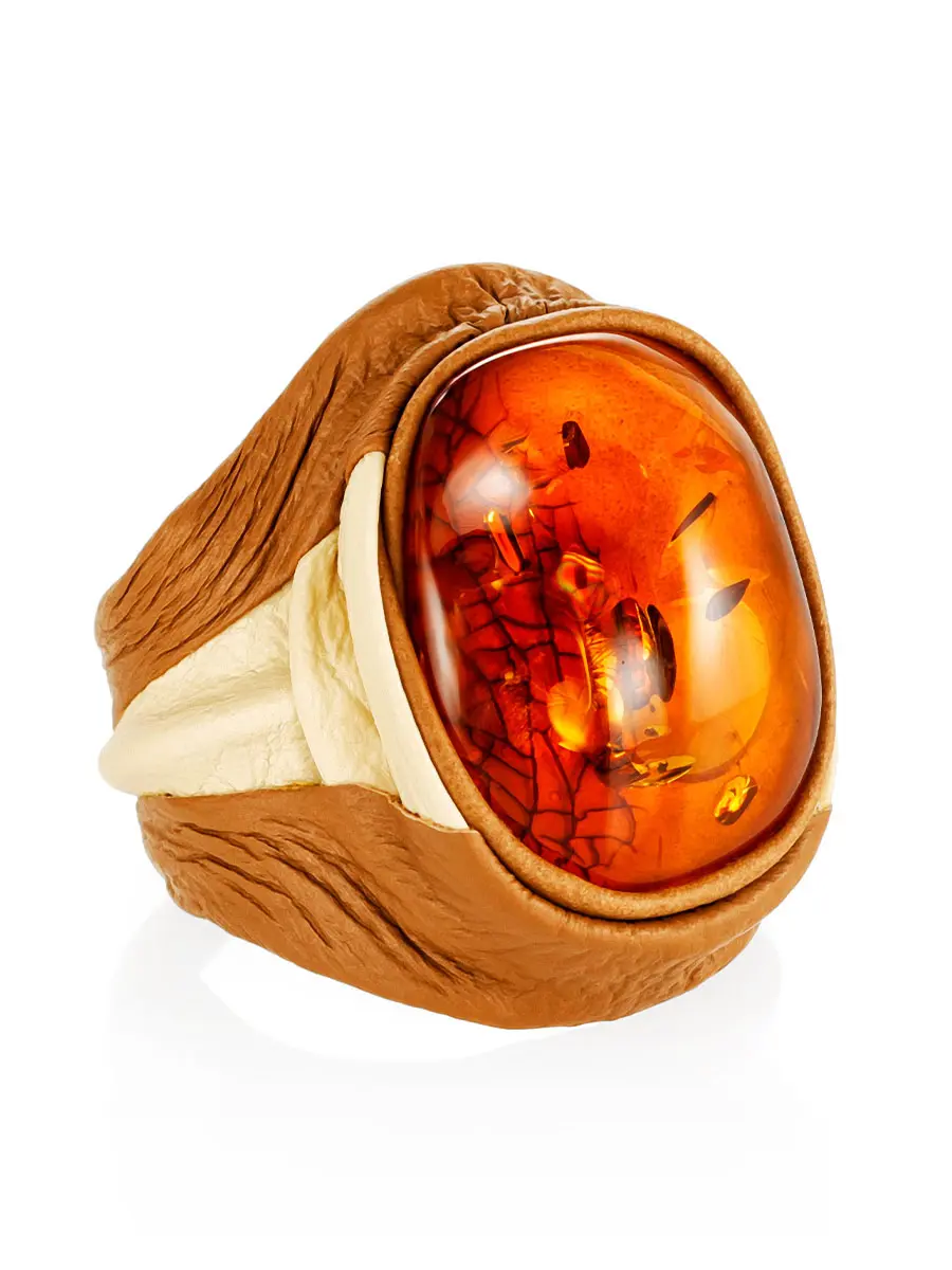 картинка Крупное стильное кольцо из тонкой кожи и натурального янтаря коньячного цвета «Амазонка» в онлайн магазине