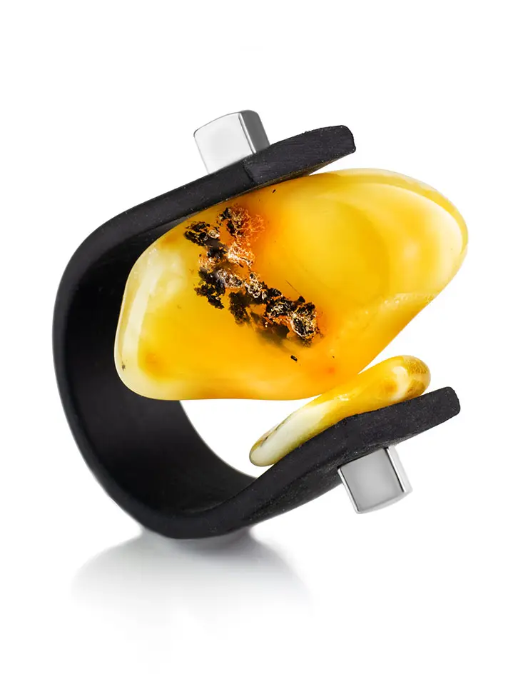 картинка Оригинальное кольцо «Сильверстоун» с натуральным цельным янтарём в онлайн магазине