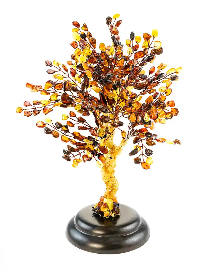 картинка Пышное дерево из натурального янтаря различных природных оттенков на круглой деревянной подставке в онлайн магазине