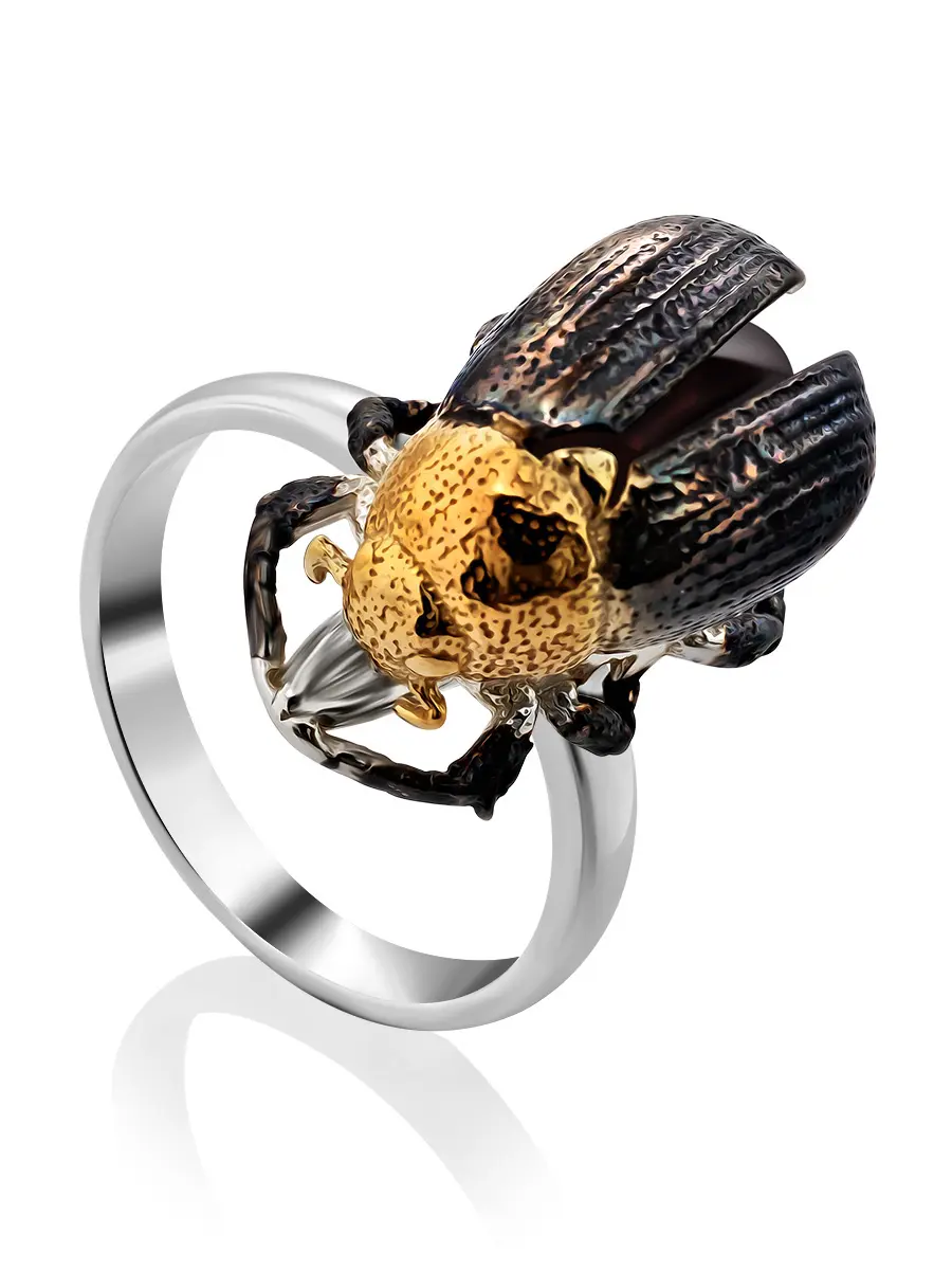 картинка Яркое кольцо из натурального вишнёвого янтаря и серебра «Скарабей» в онлайн магазине