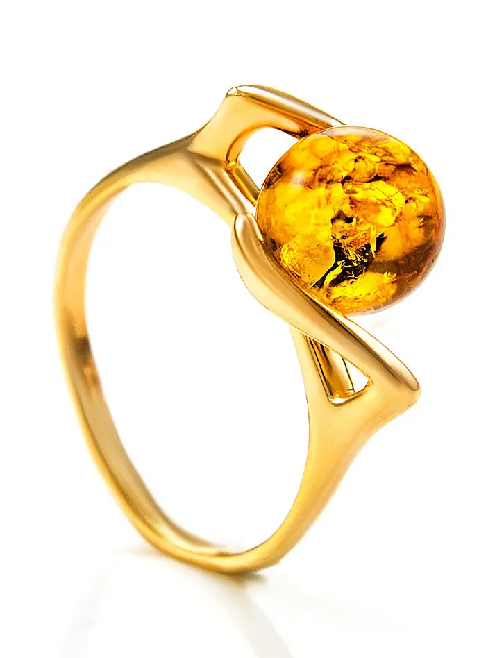 картинка Стильное серебряное кольцо с позолотой, украшенное янтарём «Альдебаран» в онлайн магазине