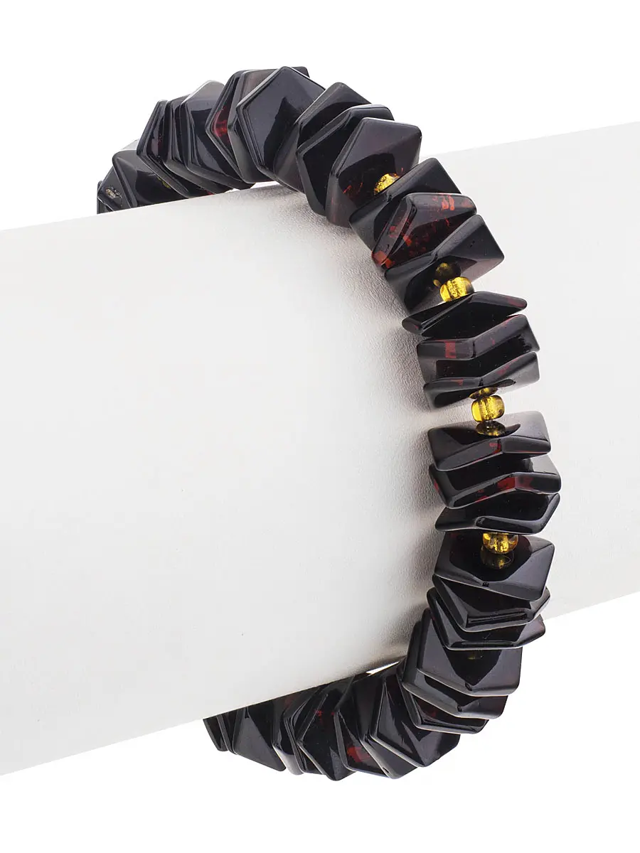 картинка Яркий оригинальный браслет «Шайба граненая» из янтаря тёмно-вишнёвого цвета в онлайн магазине