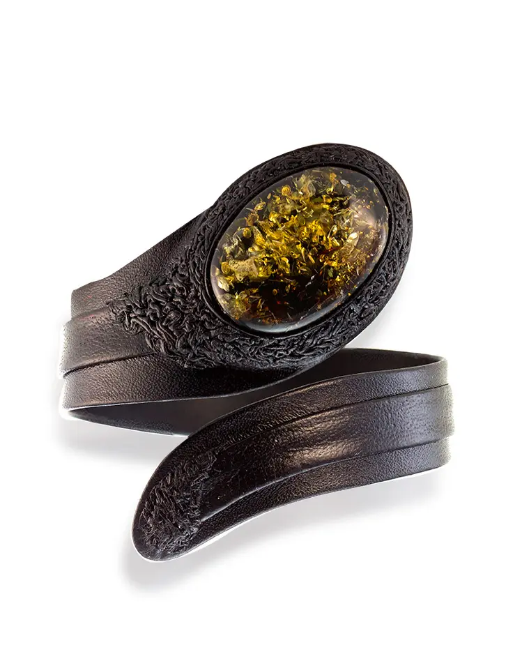 картинка Стильный браслет «Змейка» из натуральной кожи со вставкой из сверкающего янтаря зелёного цвета в онлайн магазине