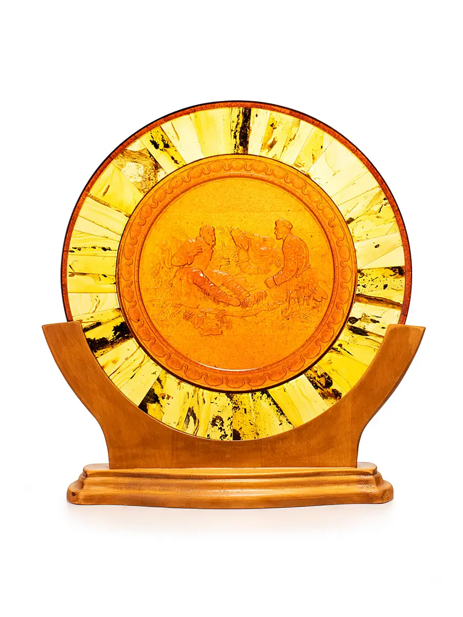 картинка Резная янтарная тарелка «Охотники на привале» в онлайн магазине