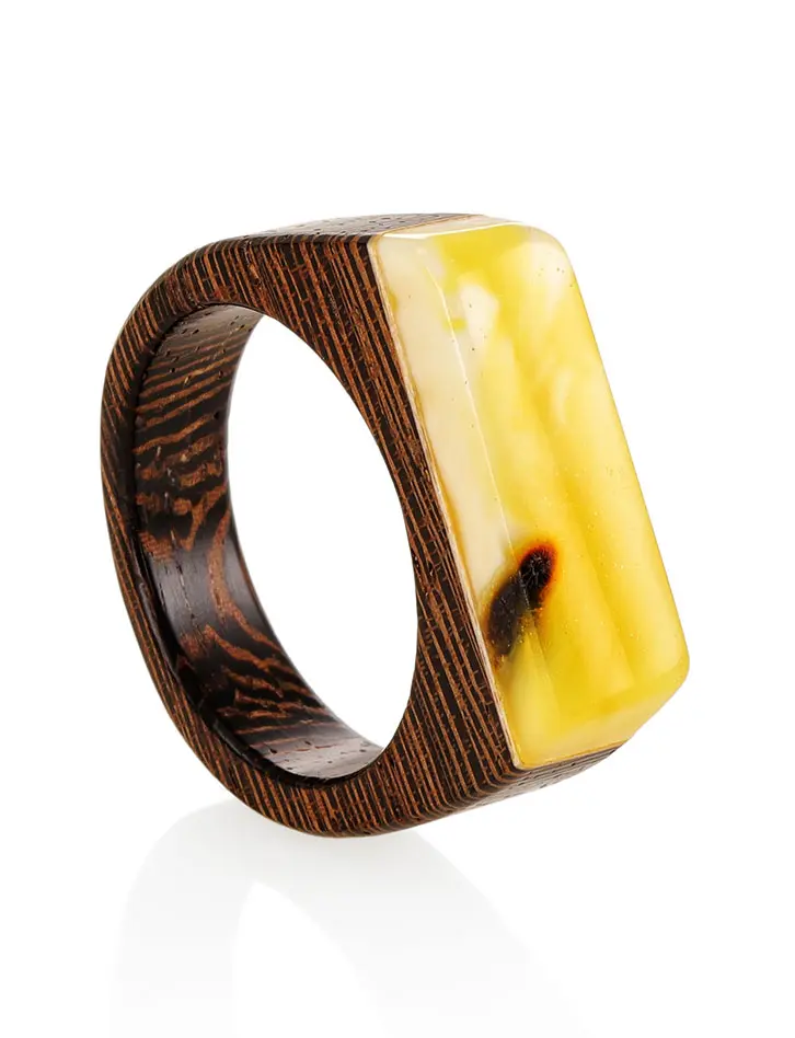 картинка Стильное кольцо из древесины венге и натурального янтаря «Индонезия» в онлайн магазине