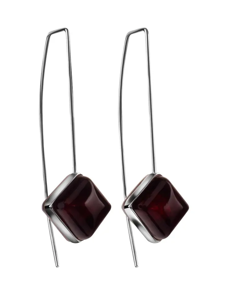 картинка Эффектные удлинённые серьги-крючки из серебра и янтаря вишнёвого цвета «Овация» в онлайн магазине