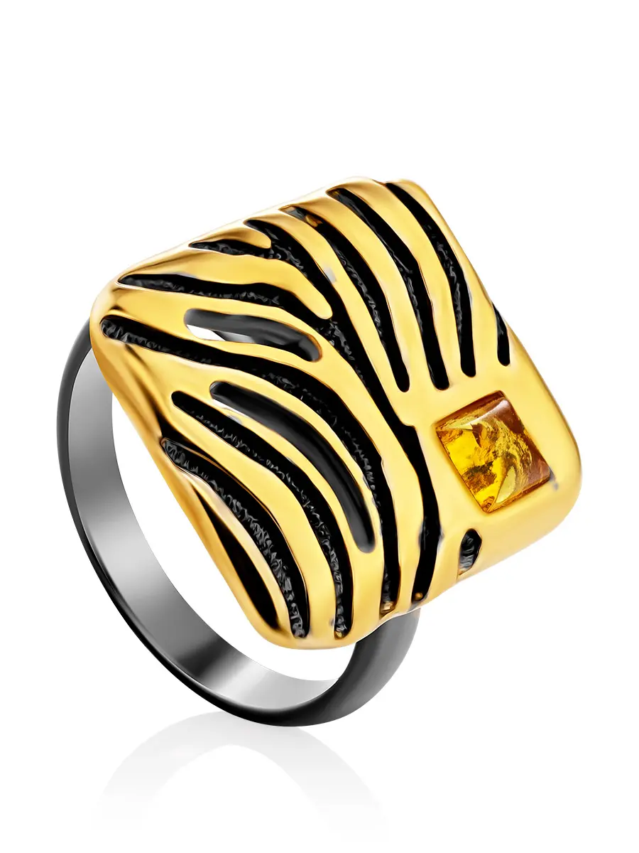 картинка Стильное кольцо с чернением и золочением, украшенное янтарём «Донателла» в онлайн магазине