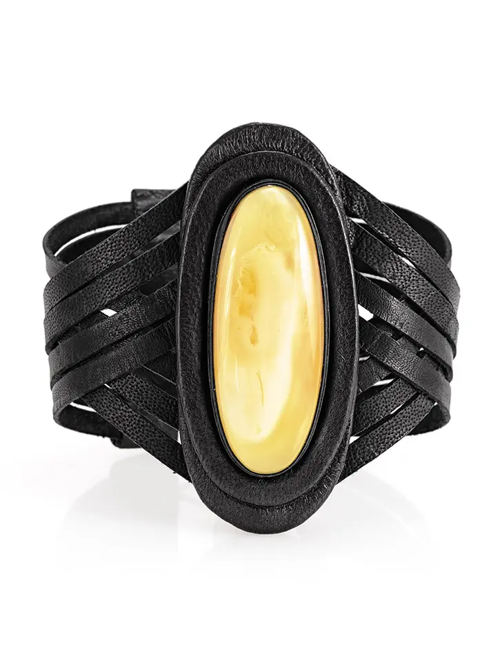 картинка Стильный браслет из тонких кожаных полос, украшенный натуральным цельным янтарём «Амазонка» в онлайн магазине
