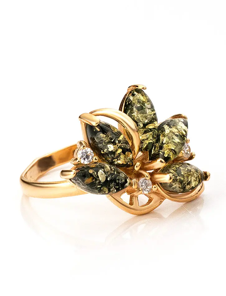 картинка Эффектное кольцо с цельным янтарём зелёного цвета «Лотос» в онлайн магазине