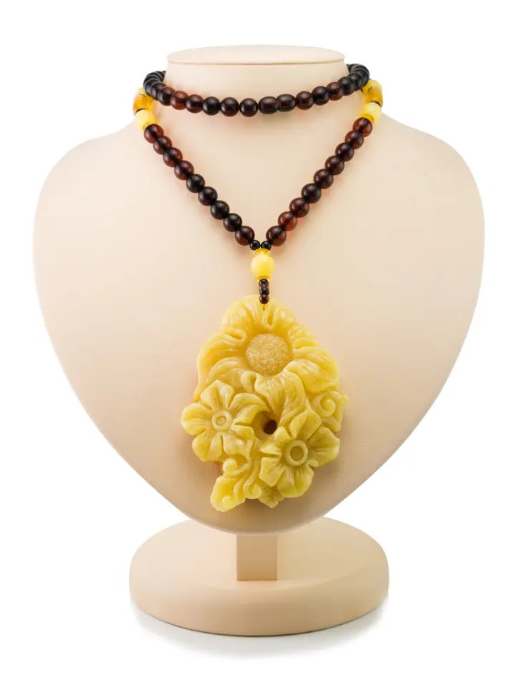 картинка Колье с уникальной крупной резьбой из натурального янтаря «Цветок на вишнёвых шарах» в онлайн магазине