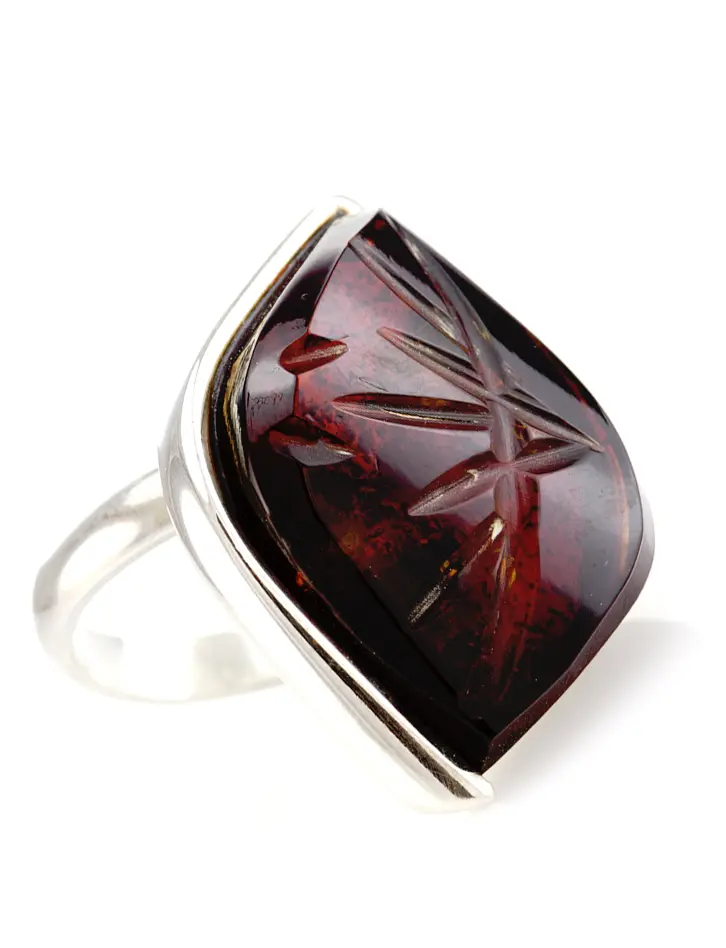картинка Оригинальное нарядное кольцо из серебра и натурального балтийского янтаря «Глянец с инталией»  в онлайн магазине