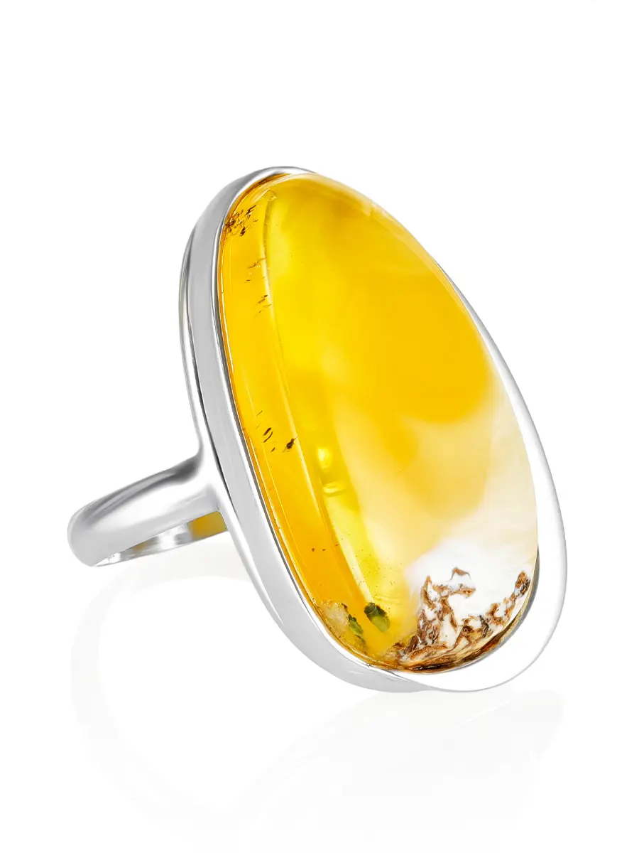 картинка Стильное крупное кольцо из серебра и натурального балтийского янтаря с пейзажной текстурой «Лагуна» в онлайн магазине