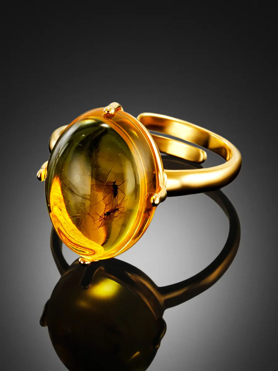 картинка Изящное кольцо «Клио» из золочённого серебра и янтаря с инклюзами в онлайн магазине
