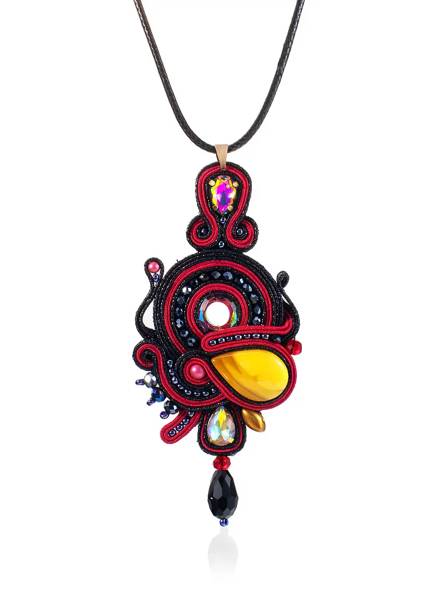 картинка Яркая плетёная подвеска на шнурке, украшенная медовым янтарём и кристаллами «Индия» в онлайн магазине