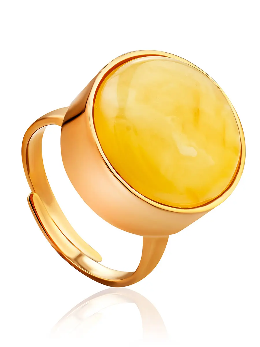 картинка Элегантное яркое кольцо с натуральным цельным янтарём «Притяжение» в онлайн магазине