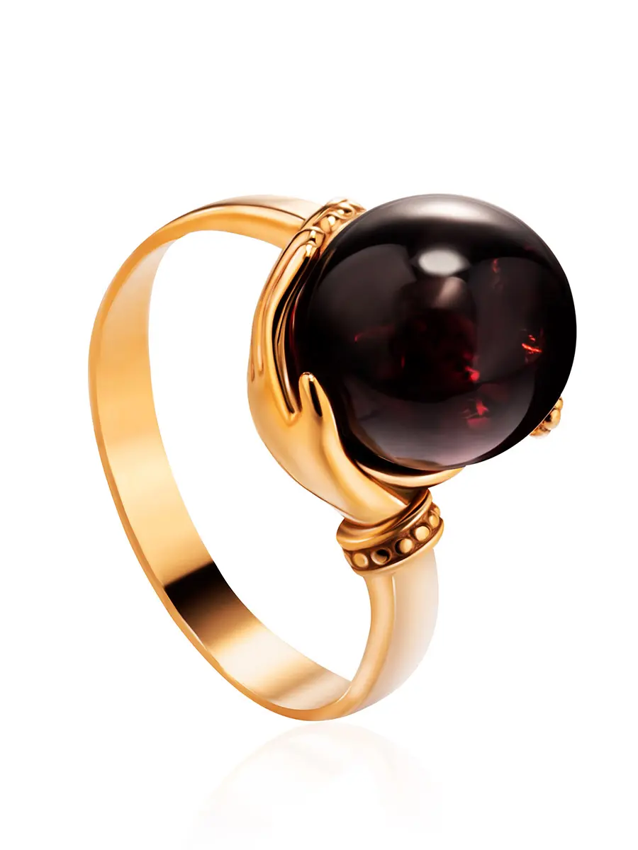 картинка Красивое кольцо «Объятия» из золочёного серебра и вишнёвого янтаря в онлайн магазине