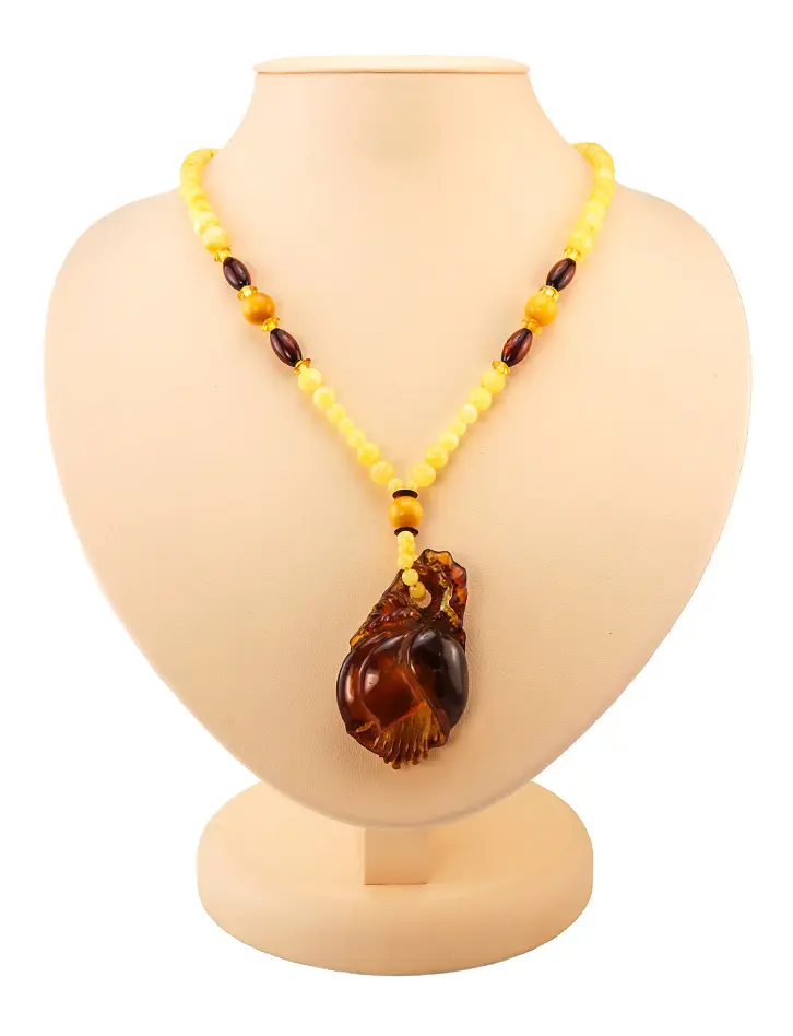 картинка Оригинальное ожерелье с резьбой-камеей из натурального балтийского янтаря «Тюльпан» в онлайн магазине