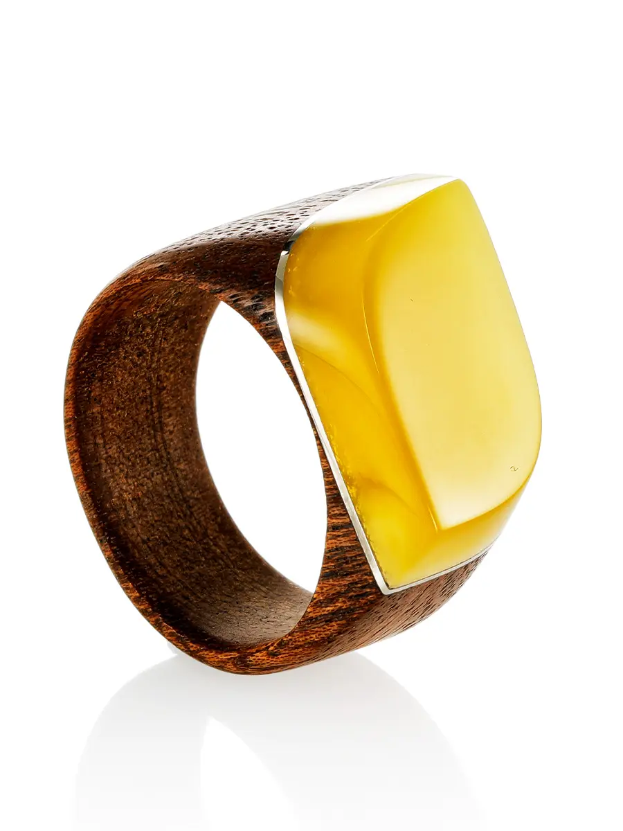 картинка Стильное кольцо из дерева и натурального балтийского янтаря медового цвета «Индонезия» в онлайн магазине