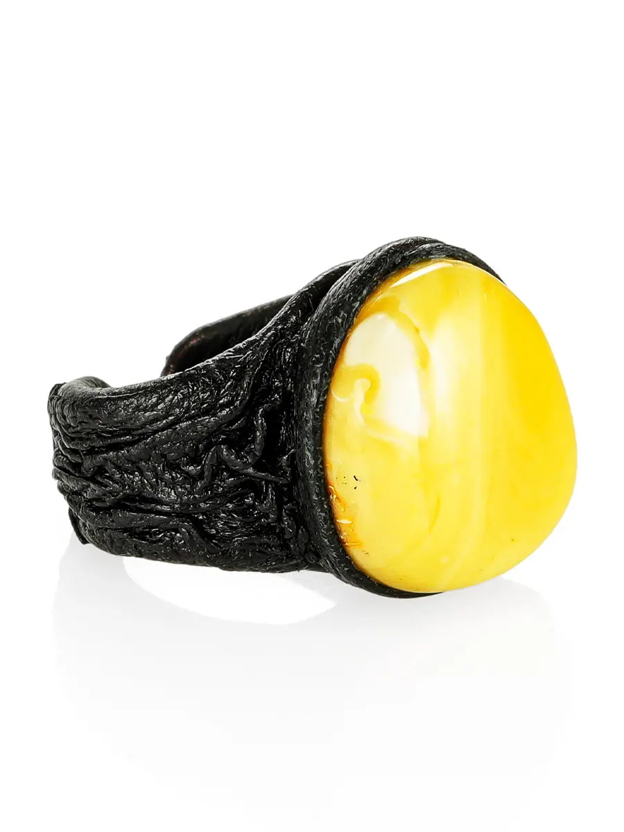 картинка Кольцо-перстень из кожи с овальной вставкой из янтаря «Нефертити» в онлайн магазине