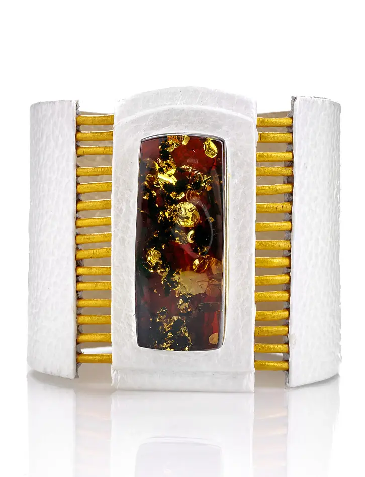 картинка Стильный браслет из белой кожи со вставкой из балтийского янтаря «Амазонка» в онлайн магазине