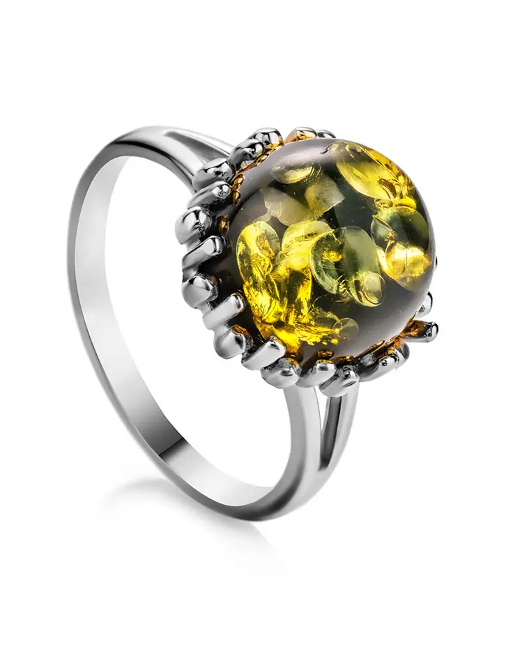 картинка Яркое кольцо из серебра и натурального янтаря зелёного цвета «Бруния» в онлайн магазине