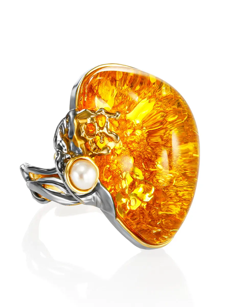 картинка Роскошное коктейльное кольцо с натуральным золотистым янтарём и жемчужиной «Версаль» в онлайн магазине