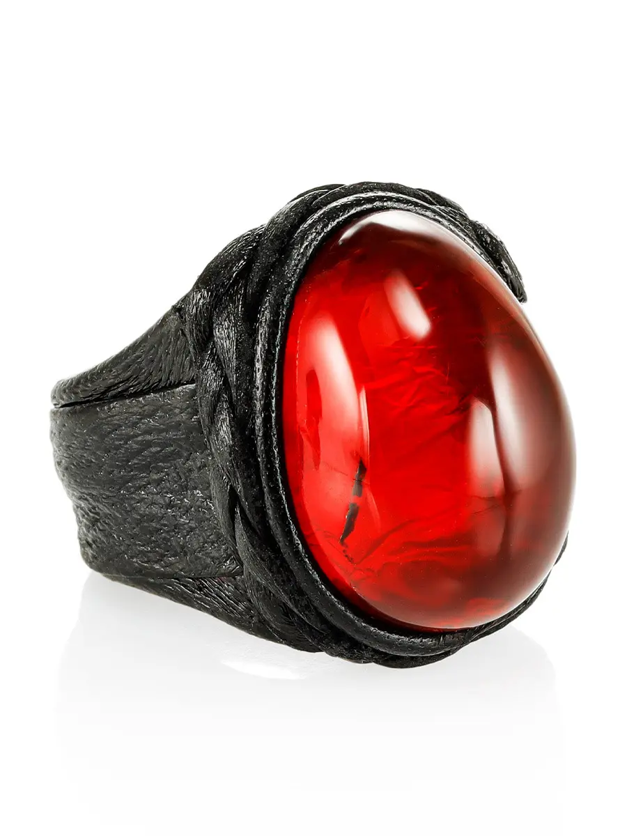 картинка Яркое кольцо из кожи со вставкой из красного янтаря «Нефертити» в онлайн магазине