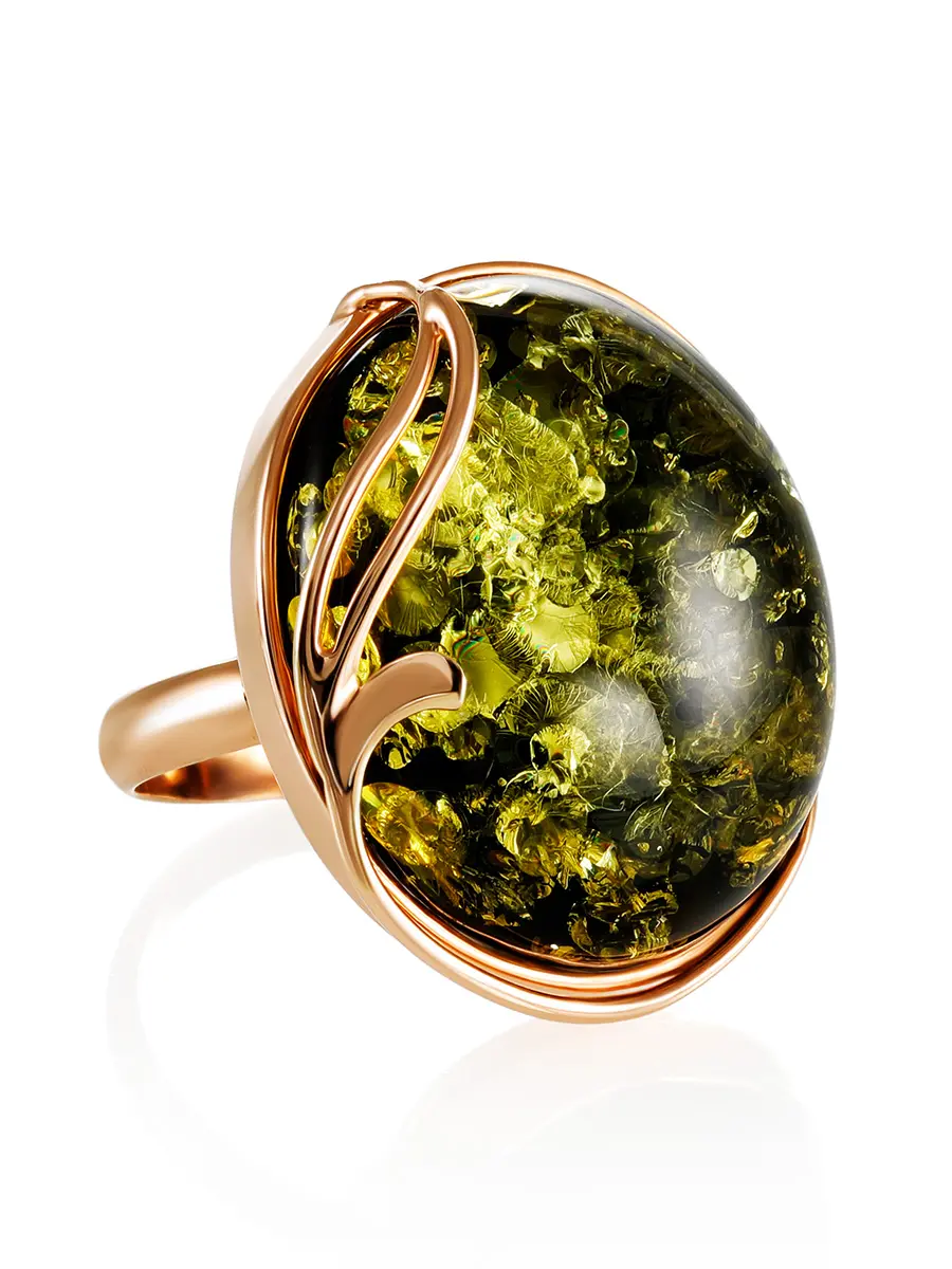 картинка Яркое объёмное кольцо из зелёного янтаря в позолоченном серебре «Маньяна» в онлайн магазине