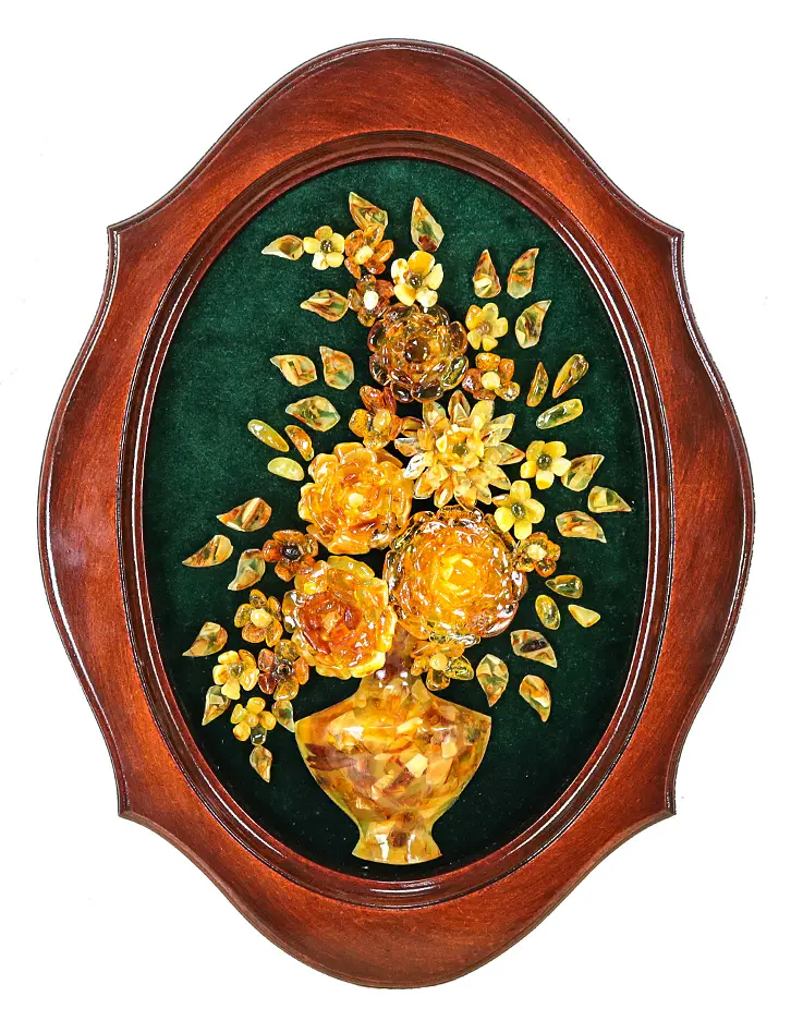 картинка Овальное панно из натурального янтаря на зелёном бархате «Ваза с цветами» 42 х 32 в онлайн магазине
