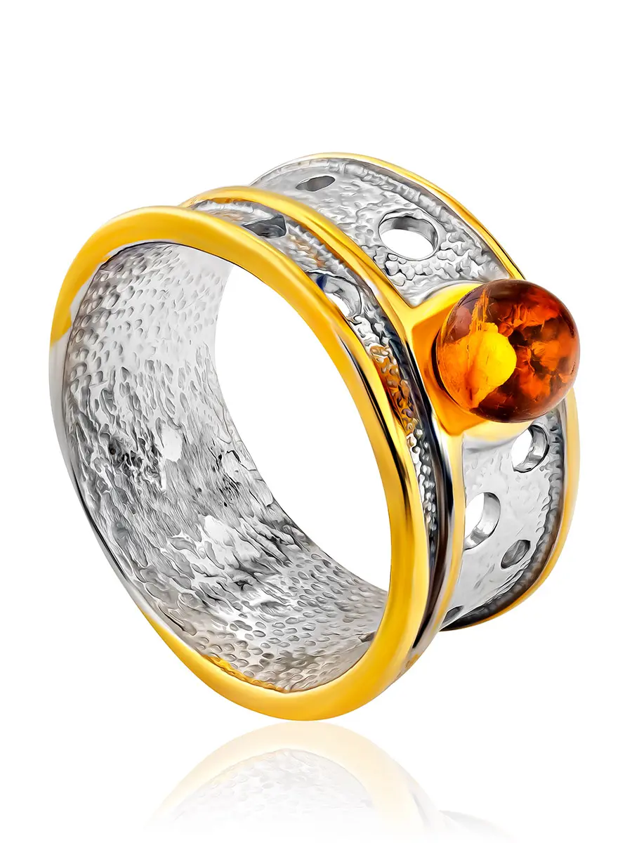 картинка Стильное перфорированное кольцо из серебра с золочением и янтаря «Элевсина» в онлайн магазине