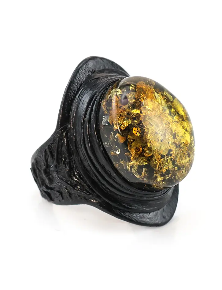 картинка Кожаное кольцо с крупным искрящимся янтарем в онлайн магазине