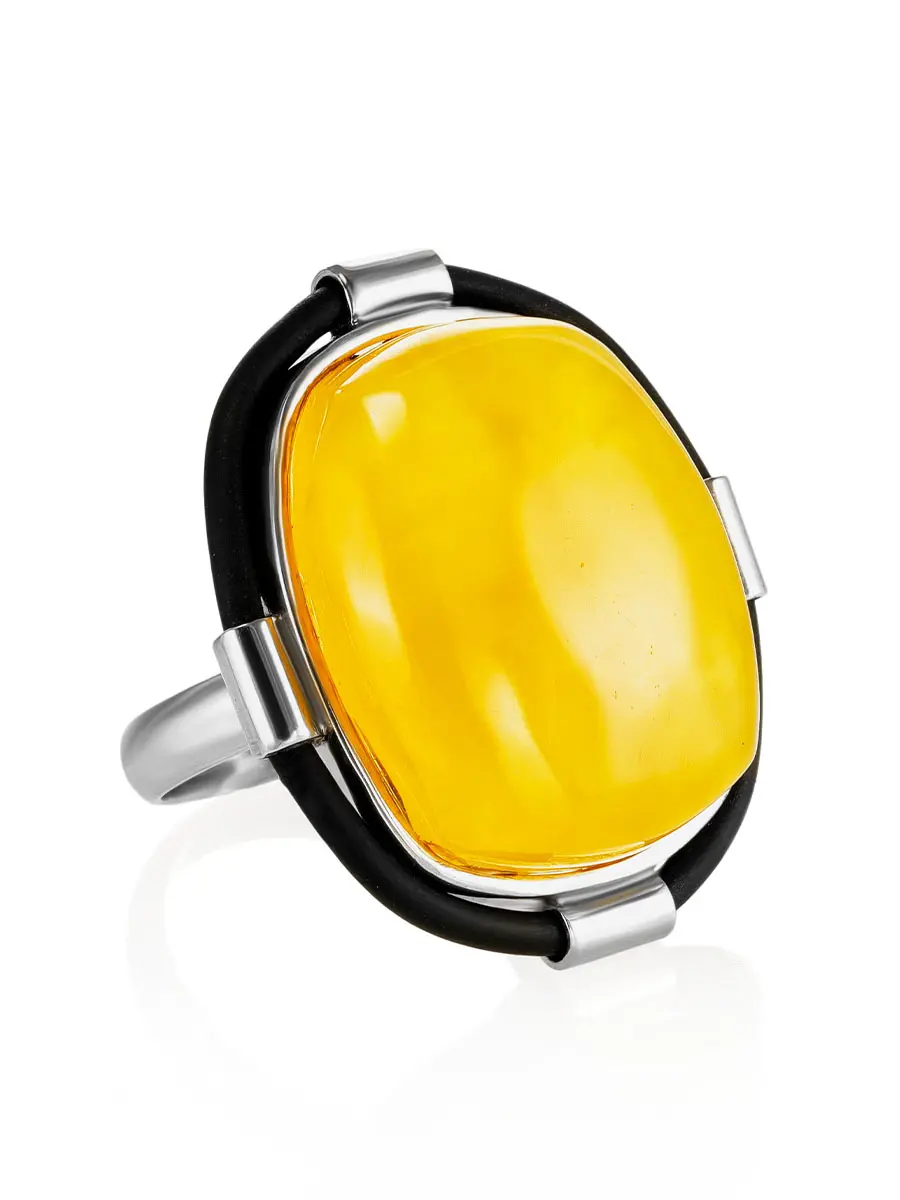 картинка Эффектное крупное кольцо из крупного медового янтаря в оправе из серебра и каучука в онлайн магазине