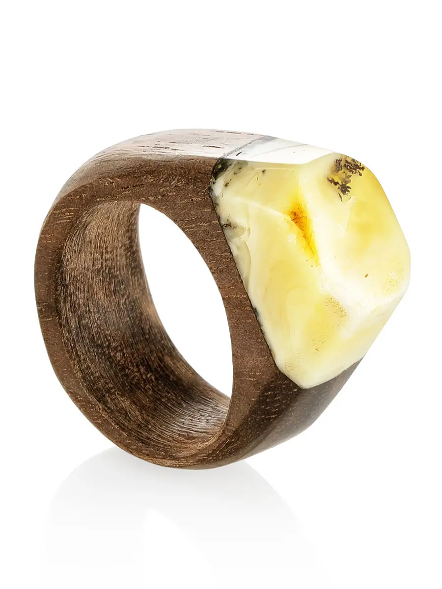картинка Эффектное кольцо из дерева и натурального янтаря «Индонезия» в онлайн магазине