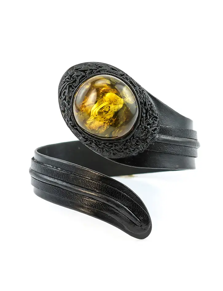 картинка Стильный браслет изогнутой формы из натуральной кожи с крупным искрящимся янтарем «Змейка» в онлайн магазине