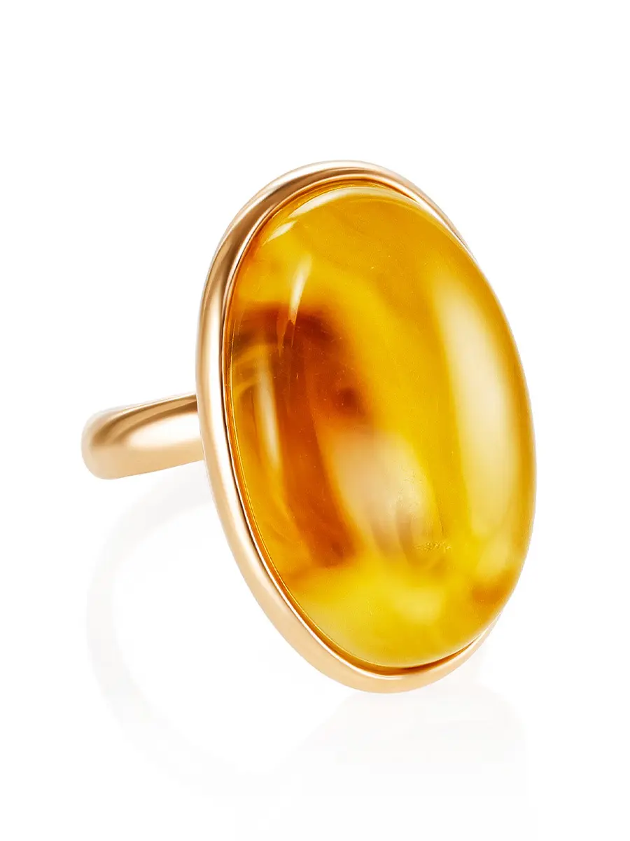 картинка Позолоченное кольцо с натуральным цельным янтарём с красивой текстурой в онлайн магазине