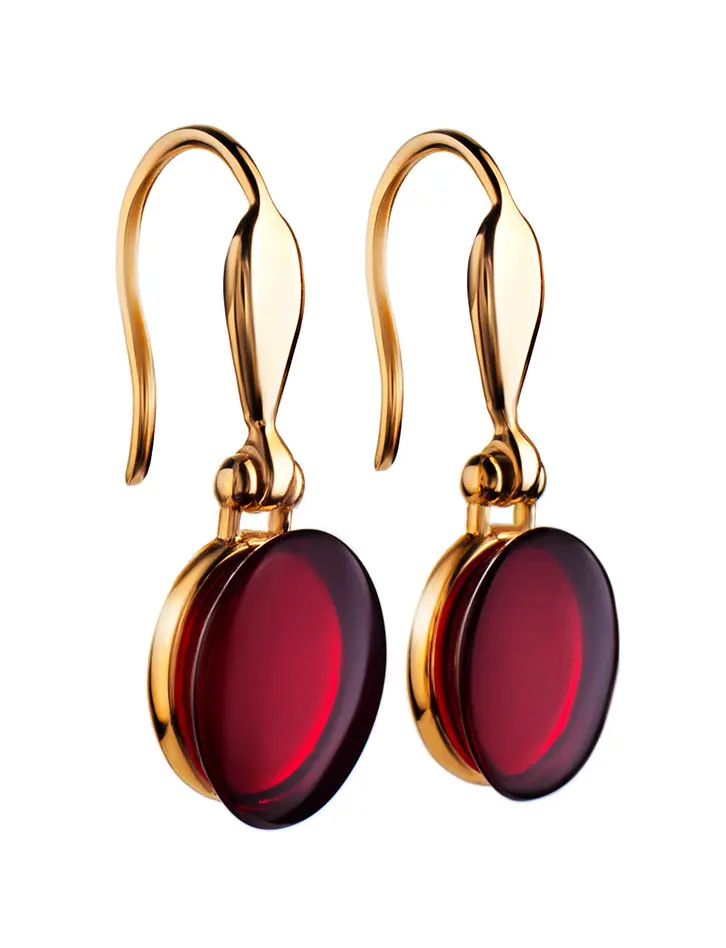 картинка Очаровательные золотые серьги «Сангрил» с ярко-красным янтарём в онлайн магазине