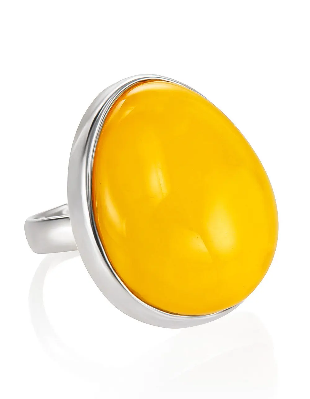 картинка Крупное кольцо «Глянец» из натурального медового янтаря в онлайн магазине