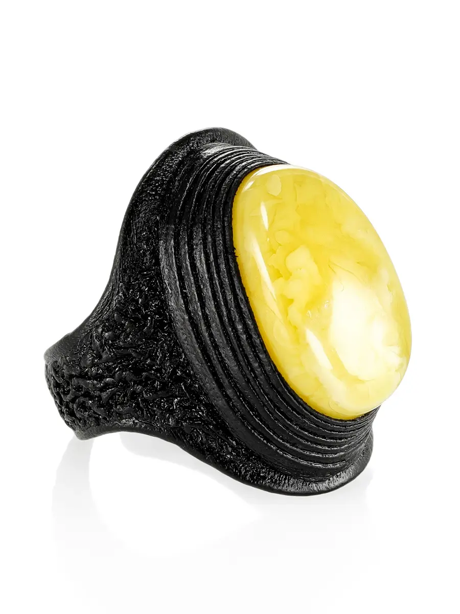 картинка Крупное кольцо-перстень из натуральной кожи с овальной вставкой из медового янтаря «Нефертити» в онлайн магазине